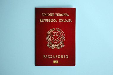 Mavi arka planda İtalyan pasaportu. Yakın plan. Turizm ve vatandaşlık kavramı