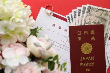 Japon evlilik cüzdanı, boş belge, evlilik teklifi yüzüğü ve yeni parası.