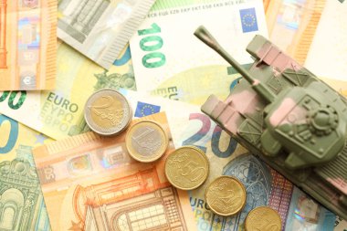 Birçok euro banknot ve tank. Bir sürü Avrupa Birliği ve yeşil tank faturası kapanıyor.