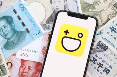 KYIV, UKRAINE - 1 Nisan 2024 Hago simgesi birçok Asya para bankasında akıllı telefon ekranında. Japon yen ve Çin Yuan banknotları içeren uygulamalı iPhone ekranı