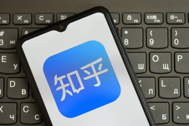 KYIV, UKRAINE - Nisan 1, 2024 Zhihu simgesi siyah klavyede akıllı telefon ekranında. Koyu tuş takımı düğmelerinde uygulama logosu olan iPhone görüntüsü