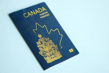 Mavi arka planda Kanada pasaportu. Yakın plan. Turizm ve vatandaşlık kavramı