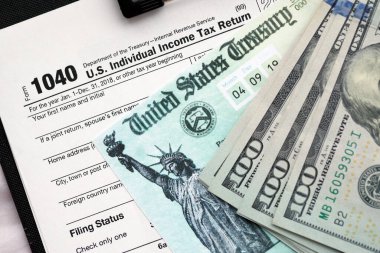 Birleşik Devletler 1040 vergi formu bireysel gelir vergisi iadesi çeki ve ABD dolarları kapanıyor
