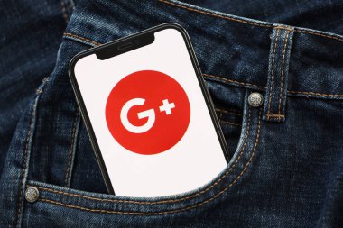 KYIV, UKRAINE - 1 Nisan 2024 Google Plus simgesi kot pantolon cebinde akıllı telefon ekranında. Uygulama logosuna sahip iPhone görüntüsü. Moda görünümlü kotların cebinde gizleniyor.