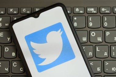 KYIV, UKRAINE - 1 Nisan 2024 Twitter simgesi siyah klavyede akıllı telefon ekranında. Koyu tuş takımı düğmelerinde uygulama logosu olan iPhone görüntüsü