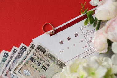 Japon evlilik cüzdanı, boş belge, evlilik teklifi yüzüğü ve yeni parası.