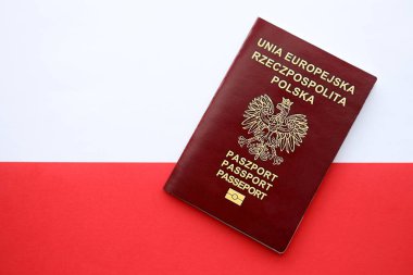 Polonya 'nın kırmızı ve beyaz bayrağında kırmızı cilalı pasaport