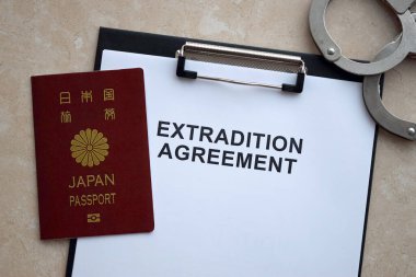 Masada kelepçe bulunan Japonya pasaportu ve iade anlaşması.