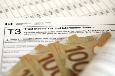 Kanada T3 vergi formu Güven vergisi ve bilgi iadesi Kanada 'nın para faturalarıyla birlikte masada yatıyor. Kanada 'da vergilendirme ve yıllık muhasebeci evrakları