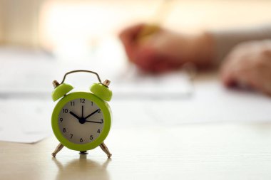 Öğrenci el egzersizleri ve sınav kağıtlarını doldurmak için sınav odasında kalem, eğitim konsepti.