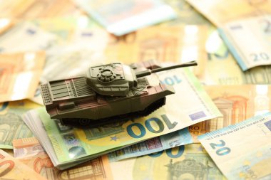 Birçok euro banknot ve tank. Bir sürü Avrupa Birliği ve yeşil tank faturası kapanıyor.