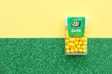 KYIV, UKRAINE - 20 Nisan, 2024 Tic Tac sert naneli Sprite serisi limon ve limon aromalı. Tic Tac Hard naneler 1968 'den beri Ferrero tarafından üretiliyor.