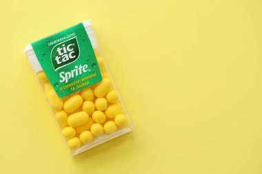 KYIV, UKRAINE - 20 Nisan, 2024 Tic Tac sert naneli Sprite serisi limon ve limon aromalı. Tic Tac Hard naneler 1968 'den beri Ferrero tarafından üretiliyor.