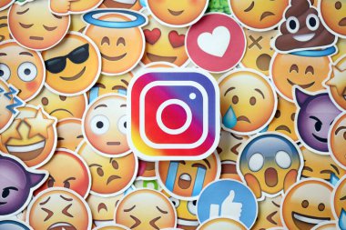 KYIV, UKRAINE - 20 Nisan 2024 Instagram logosu ve Emoji sarı yüzlü büyük çıkartmalar. Emoji, elektronik mesajlarda ve web sayfalarında kullanılan ve metne gömülü bir resim veya gülen yüzdür.