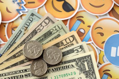 KYIV, UKRAINE - 20 Nisan 2024 dolar para ve Emoji sarı yüzlü büyük çıkartmalar. Sm kavramı, smo sosyal medyada yükseltmek için ödeme yaptı. Geribildirim ve ödenmiş sahte tepkiler