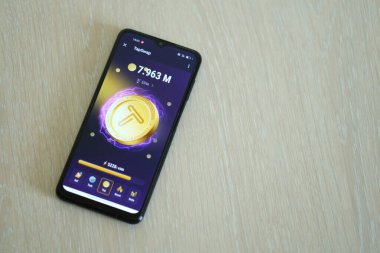 KYIV, UKRAINE - 20 Nisan 2024 Akıllı telefon ekranında Tap Takas robotu. Tap Swap sanal bir şifreleme takası yöneterek hatıra kazanmak için kullanılan bir viral Telegram tabanlı şifreleme oyunudur.