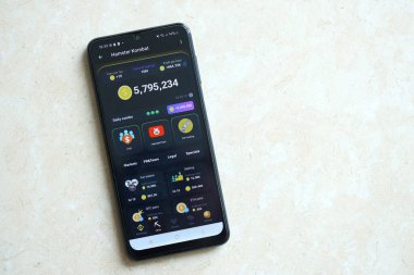 KYIV, UKRAINE - 20 Nisan 2024 Hamster Kombat telgraf robotu akıllı telefon ekranında. Hamster Kombat, sanal bir şifreleme takası ile HMSTR jetonları kazanmak için kullanılan bir viral Telegram tabanlı şifreleme oyunudur.