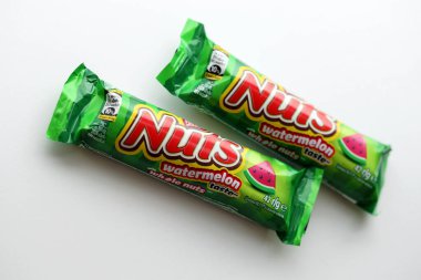 KYIV, UKRAINE - 20 Nisan, 2024 Nuts karpuz tadı Nestle şirketi tarafından üretilen çikolata. Fındıklı küçük çikolata ve renkli ambalajlı fındık.