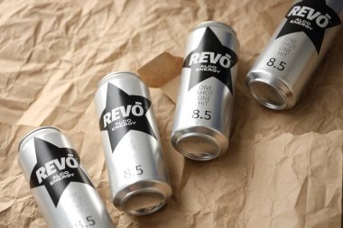 KYIV, UKRAINE - 20 Nisan 2024 Revo alco enerji içeceği yeni tasarımda siyah yıldızlı logo yakın plan