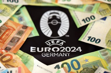 KYIV, UKRAINE - 20 Nisan 2024 UEFA Resmi UEFA Euro 2024 Almanya hatıra üretimi ve Avrupa para akışı logosu kapatıldı