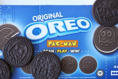 KYIV, UKRAINE - 20 Nisan, 2024 Oreo Pac-man çıtır kurabiye paketleri. Oreo markası, Mondelez International adlı Amerikan şirketine ait.