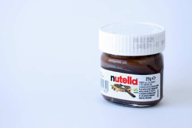 KYIV, UKRAINE - 20 Nisan 2024 Mini Nutella 25g kavanozu