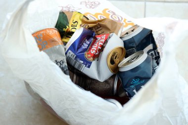 KYIV, UKRAINE - 20 Nisan 2024 Çeşitli kaza yapan bira kutularının arka planı. Geri dönüşüm alüminyum metal ezilmiş teneke kutu, yakın çekim