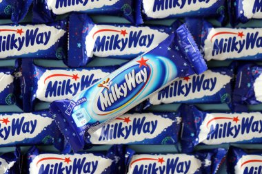 KYIV, UKRAINE - 20 Nisan 2024 Samanyolu veya Samanyolu küçük çikolataları. Samanyolu çikolataları 1924 'ten beri dünyaca ünlü ürünlerdir.