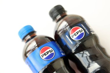 KYIV, UKRAINE - 20 Nisan 2024 Pepsi küçük 330 ml plastik şişe içeceği ve kapalı alan. Pepsi, PepsiCo tarafından üretilen karbonatlı meşrubattır.