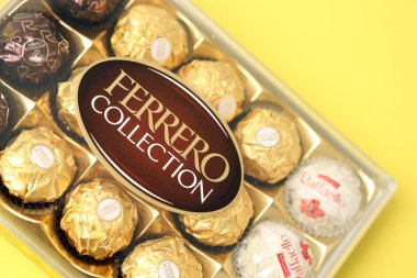 KYIV, UKRAINE - 20 Nisan 2024 Ferrero çikolata ürünleri koleksiyonu. Ferrero Rocher, 1946 yılında Alba, İtalya 'da kurulan İtalyan çikolata üreticisi.