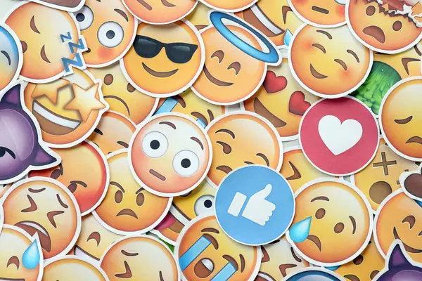 KYIV, UKRAINE - 20 Nisan 2024 Emoji sarı yüzlü çıkartmalar. Emoji, elektronik mesajlarda ve web sayfalarında kullanılan ve metne gömülü bir resim veya gülen yüzdür.