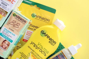 KYIV, UKRAINE - 20 Nisan 2024 Garnier yapımı, şirket logosu yakın plan. Garnier, Fransız kozmetik şirketi LOreal 'in bir kitle pazarı kozmetik markası.