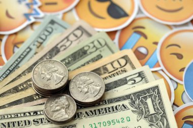 KYIV, UKRAINE - 20 Nisan 2024 dolar para ve Emoji sarı yüzlü büyük çıkartmalar. Sm kavramı, smo sosyal medyada yükseltmek için ödeme yaptı. Geribildirim ve ödenmiş sahte tepkiler