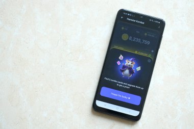 KYIV, UKRAINE - 20 Nisan 2024 Hamster Kombat telgraf robotu akıllı telefon ekranında. Hamster Kombat, sanal bir şifreleme takası ile HMSTR jetonları kazanmak için kullanılan bir viral Telegram tabanlı şifreleme oyunudur.