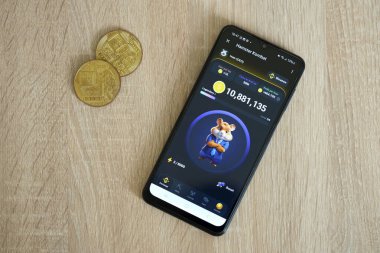 KYIV, UKRAINE - 20 Nisan 2024 Hamster Kombat telgraf robotu akıllı telefon ekranında. Hamster Kombat, sanal bir şifreleme takası ile HMSTR jetonları kazanmak için kullanılan bir viral Telegram tabanlı şifreleme oyunudur.