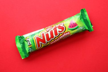 KYIV, UKRAINE - 20 Nisan, 2024 Nuts karpuz tadı Nestle şirketi tarafından üretilen çikolata. Fındıklı küçük çikolata ve renkli ambalajlı fındık.