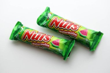 KYIV, UKRAINE - 20 Nisan, 2024 Nuts karpuz tadı Nestle şirketi tarafından üretilen çikolata. Fındıklı küçük çikolata ve renkli ambalajlı fındık.