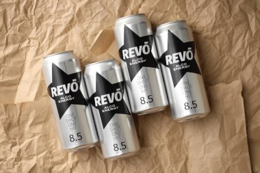 KYIV, UKRAINE - 20 Nisan 2024 Revo alco enerji içeceği yeni tasarımda siyah yıldızlı logo yakın plan