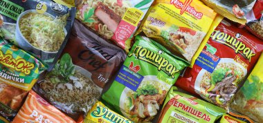 KYIV, UKRAINE - 20 Nisan 2024 Çeşitli markalar ve üreticiler tarafından hızlı pişirilmek üzere birçok hazır erişte paketi