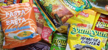 KYIV, UKRAINE - 20 Nisan 2024 Çeşitli markalar ve üreticiler tarafından hızlı pişirilmek üzere birçok hazır erişte paketi