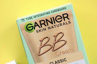 KYIV, UKRAINE - 20 Nisan 2024 Garnier yapımı, şirket logosu yakın plan. Garnier, Fransız kozmetik şirketi LOreal 'in bir kitle pazarı kozmetik markası.