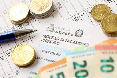 KYIV, UKRAINE - 20 Nisan 2024 Agenzia Boş vergi formundan logo girin ve ofis masası ve kalem üzerinde birçok euro banknotları