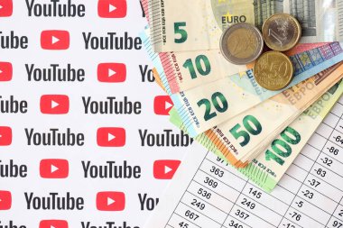 KYIV, UKRAINE - 20 Nisan 2024 YouTube logosu ve bir sürü avro para. Ünlü sosyal ağ platformu ve Avrupa para birimi banknotlarının sembolü