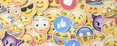 KYIV, UKRAINE - 20 Nisan 2024 Emoji sarı yüzlü çıkartmalar. Emoji, elektronik mesajlarda ve web sayfalarında kullanılan ve metne gömülü bir resim veya gülen yüzdür.