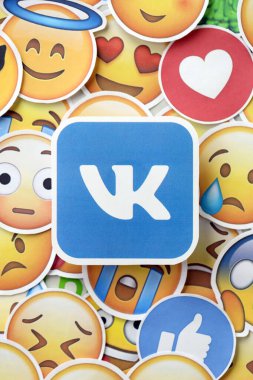 KYIV, UKRAINE - 20 Nisan 2024 VK logosu ve Emoji sarı yüzlü büyük çıkartmalar. Emoji, elektronik mesajlarda ve web sayfalarında kullanılan ve metne gömülü bir resim veya gülen yüzdür.
