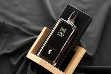 KYIV, UKRAINE - 20 Nisan 2024 Serge Lutens Ecrin de Fumee parfümü. Serge Lutens, Fransız parfüm üreticisi. Genellikle kendi adını taşıyan moda evi parfüm şirketi ile tanınır.