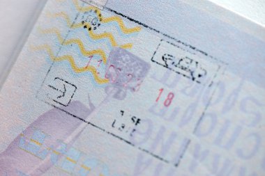 KYIV, UKRAINE - 20 Nisan 2024 Vizeli yabancı pasaport, Türkiye sınır damgalı, ülkelere giriş izni, dünyayı dolaşma kavramı, gezginlerin kimlik belgesi