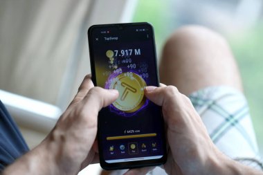 KYIV, UKRAINE - 20 Nisan 2024 Akıllı telefon ekranında Tap Takas robotu. Tap Swap sanal bir şifreleme takası yöneterek hatıra kazanmak için kullanılan bir viral Telegram tabanlı şifreleme oyunudur.