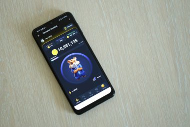 KYIV, UKRAINE - 20 Nisan 2024 Hamster Kombat telgraf robotu akıllı telefon ekranında. Hamster Kombat, sanal bir şifreleme takası ile HMSTR jetonları kazanmak için kullanılan bir viral Telegram tabanlı şifreleme oyunudur.
