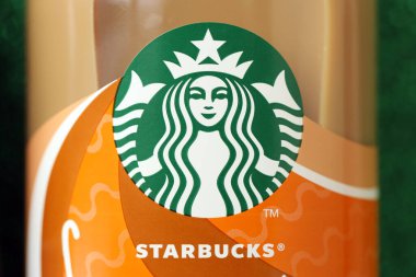 KYIV, UKRAINE - 20 Nisan 2024 Starbucks Frappuccino Kahve İçeceği. Seattle merkezli Starbucks, 62 ülkede 20.000 'den fazla mağazası olan dünyanın en büyük kahve evi.